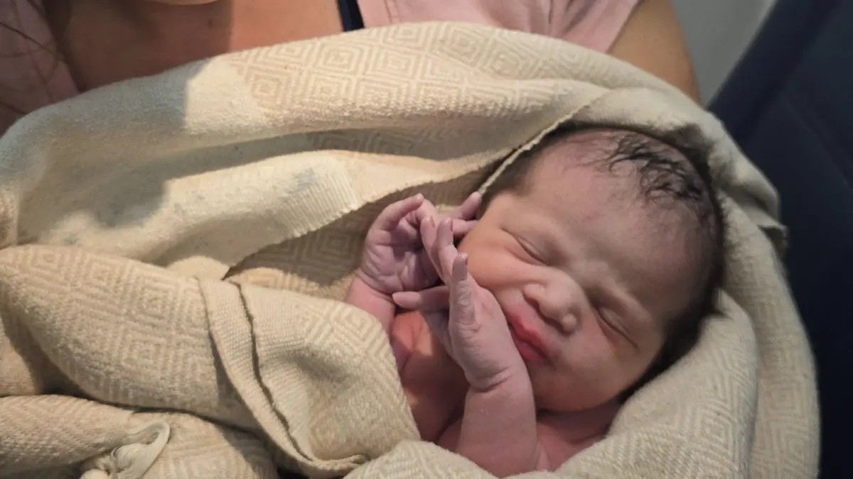 Američanka porodila během přistávacího manévru. Holčička přišla na svět ve výšce tří tisíc metrů