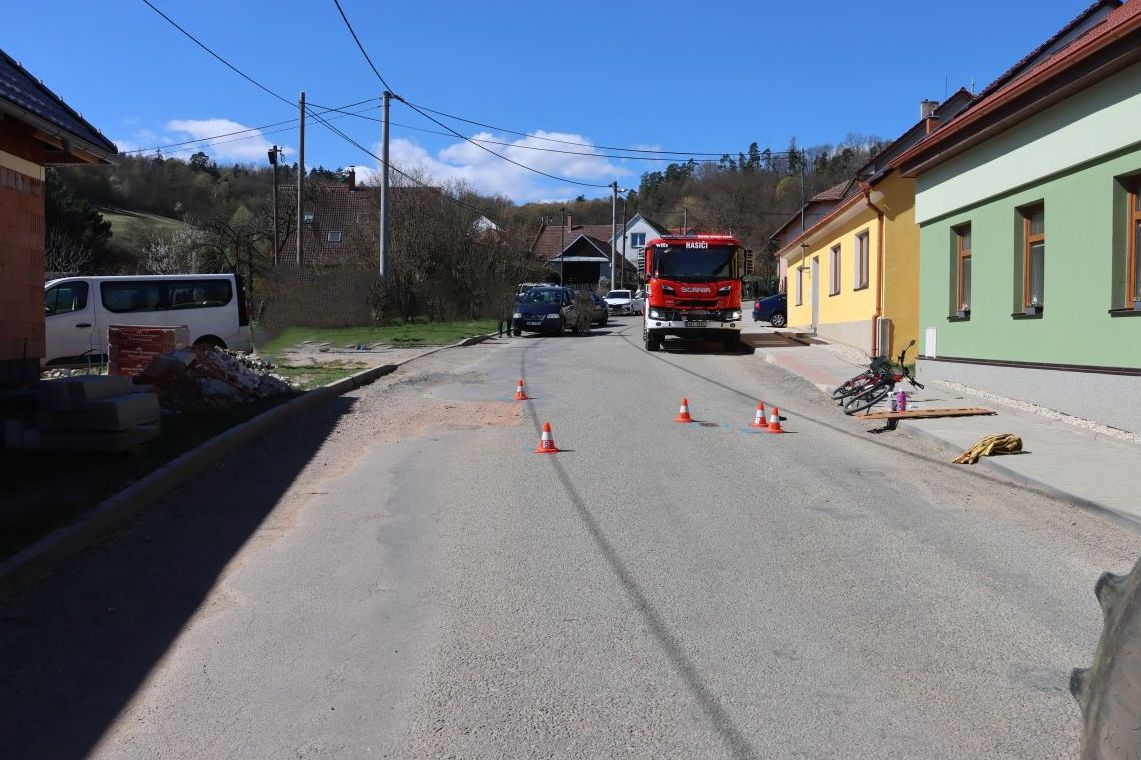 Seniorka na elektrokole vjela na Blanensku do výmolů a spadla. Policie hledá řidiče dodávky