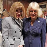 V prostorách veřejné knihovny se královna Camilla potkala i s „královnou“ módy Annou Wintourovou.