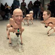 Vlevo robot Jeff Bezos, vedle něj robot Mark Zuckerberg