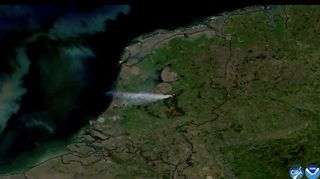 Rozsáhlý požár v Nizozemsku. Je vidět z družice i na radaru