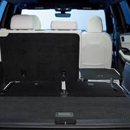 Sedadla se dají elegantně zaklopit do podlahy pro zvětšení nákladového prostoru. 