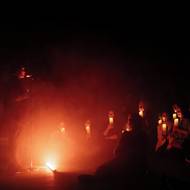 Publikum se ochotně při inscenaci Prokletí zapojuje do hry.