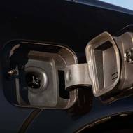 Vůz je v zámoří osazen konektorem NACS, který umožňuje nabíjet u stanic společnosti Tesla.