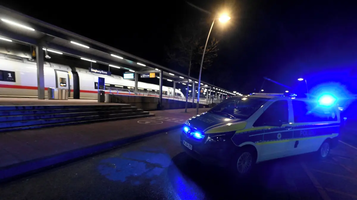 Muž v Německu vyzbrojený noži chtěl zabíjet ve vlaku, policie jej na nádraží zatkla