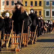 Zvuk řehtaček byl silný