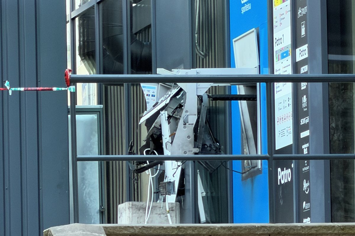 Na pražském Opatově odpálili zloději výbušninami dva bankomaty