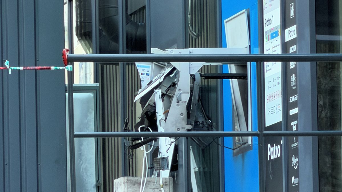 Na pražském Opatově odpálili zloději výbušninami dva bankomaty