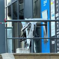 Jeden z poškozených bankomatů