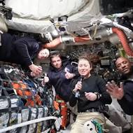 Členové posádky mise NASA Artemis II Jeremy Hansen, Reid Wiseman, Christina Koch a Victor Glover odpovídají na otázky novinářů