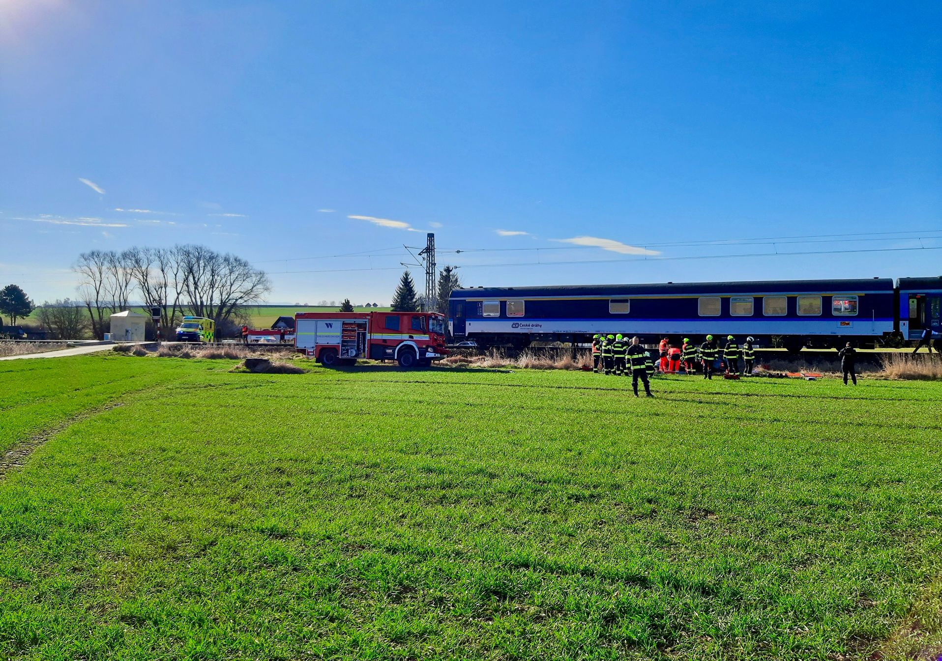 Na Českokrumlovsku se srazil vlak s autem, na místě přistává vrtulník