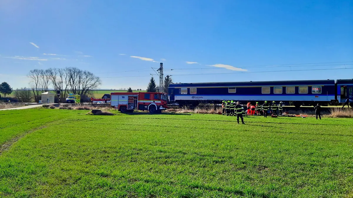 Na Českokrumlovsku se srazil vlak s autem, na místě přistává vrtulník