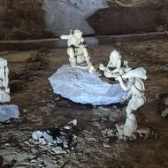 Malé sošky neandertálců v jeskyni Kůlna.