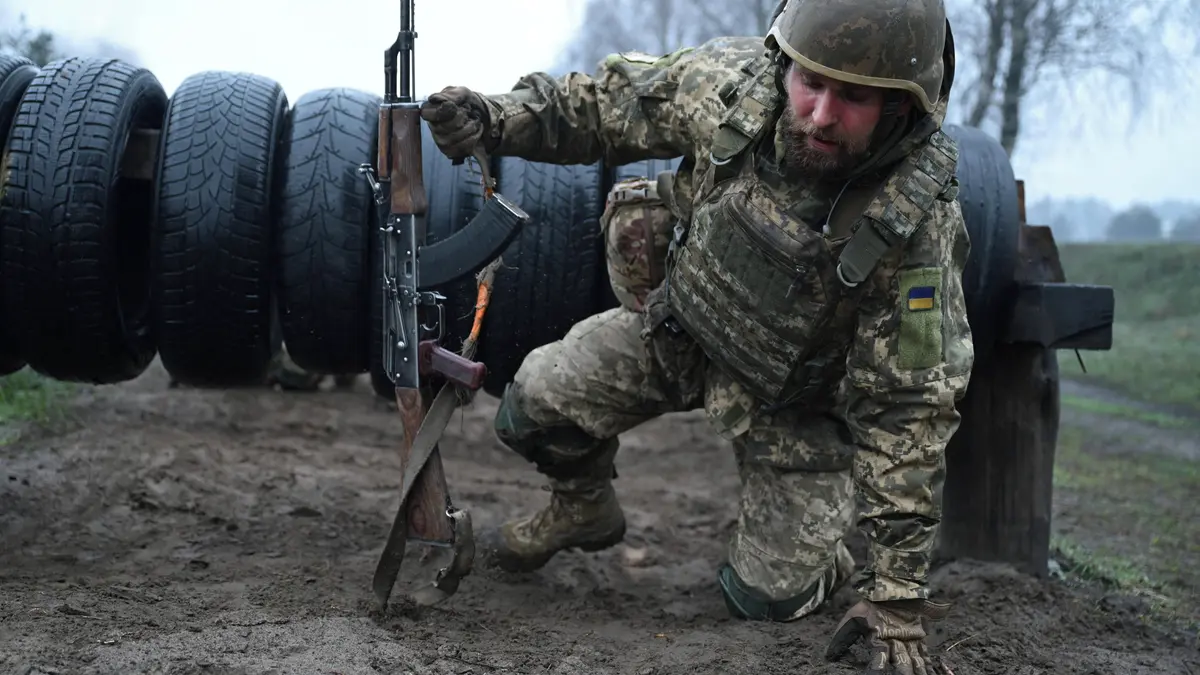 Ukrajina má dost lidí na to, aby bojovala dalších deset let, tvrdí šéf zahraničního výboru parlamentu