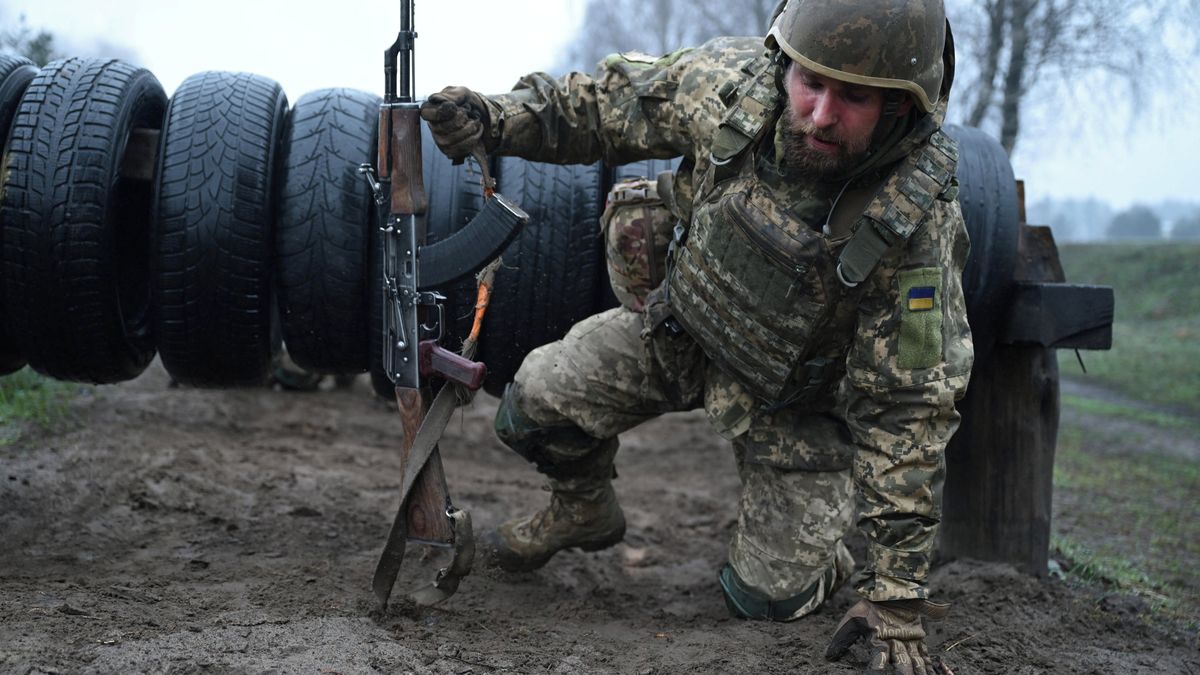 Ukrajina má dost lidí na to, aby bojovala dalších deset let, tvrdí šéf zahraničního výboru parlamentu