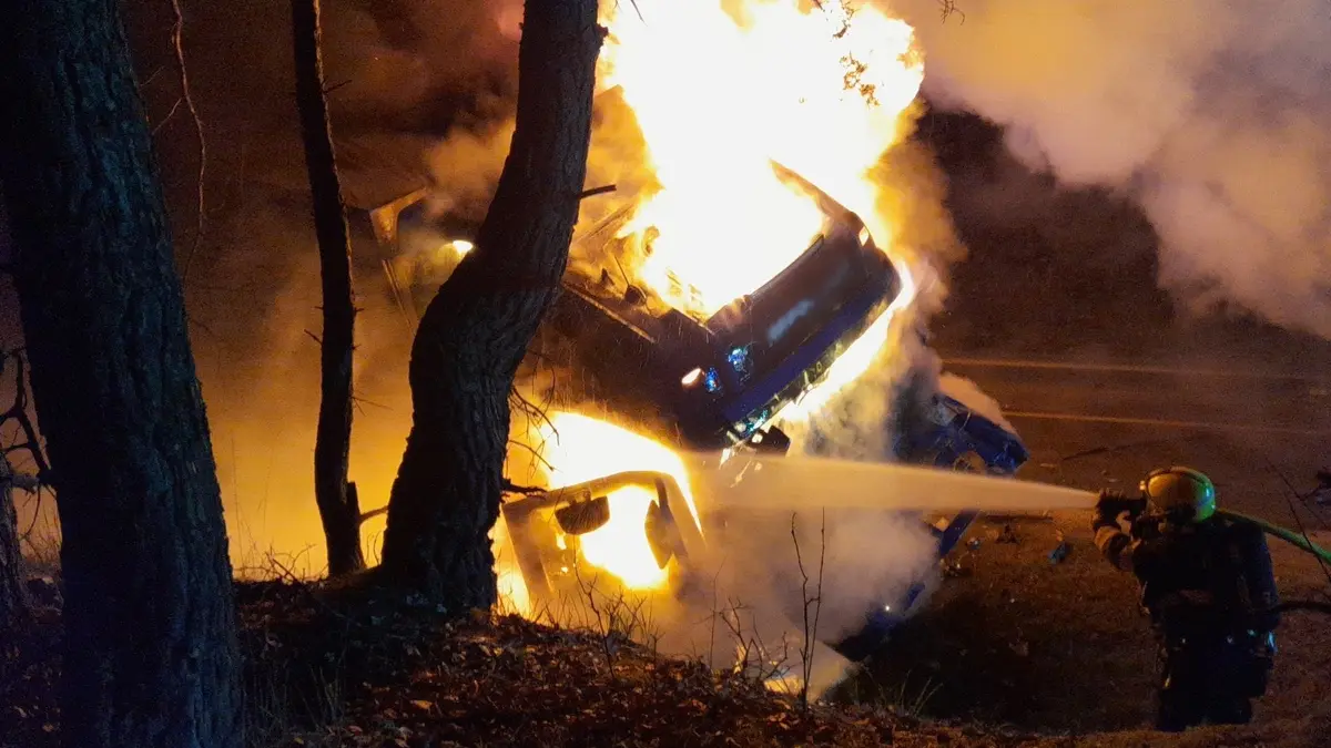 Tragická srážka na Plzeňsku: Řidič po čelním střetu s kamionem v autě uhořel