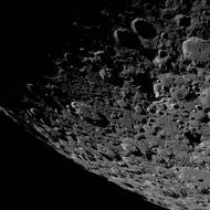 Odvrácená strana Měsíce a přechod mezi lunární nocí a dnem. Na snímku je vidět i kráter Aitken, který má být největší na měsíčním povrchu. 