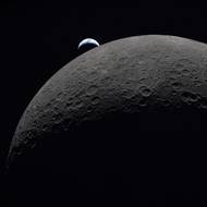 Země pohledem z Měsíce. Austrálie a Oceánie mají den, tmavé části noc.