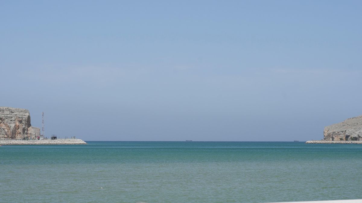 Cena ropy klesá s vyhlídkou na další jednání USA a Íránu