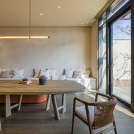 Z denní obytné zóny je možné vstoupit na terasu.