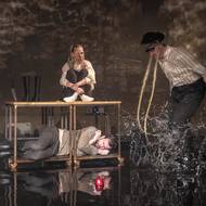 Inscenace trvá více než tři hodiny. Je plná vizuálních nápadů, v níž je důležitá i voda.