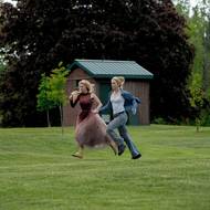 Samara Weavingová a Kathryn Newtonová ztvárnily sestry, které prchají před násilnou satanistickou sektou.