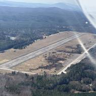 Letiště Hradčany. I tady mají stát stovky solárních panelů, je to plán Libereckého kraje.   