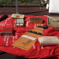 Ukázka dobových předmětů, které mívali letci u sebe.