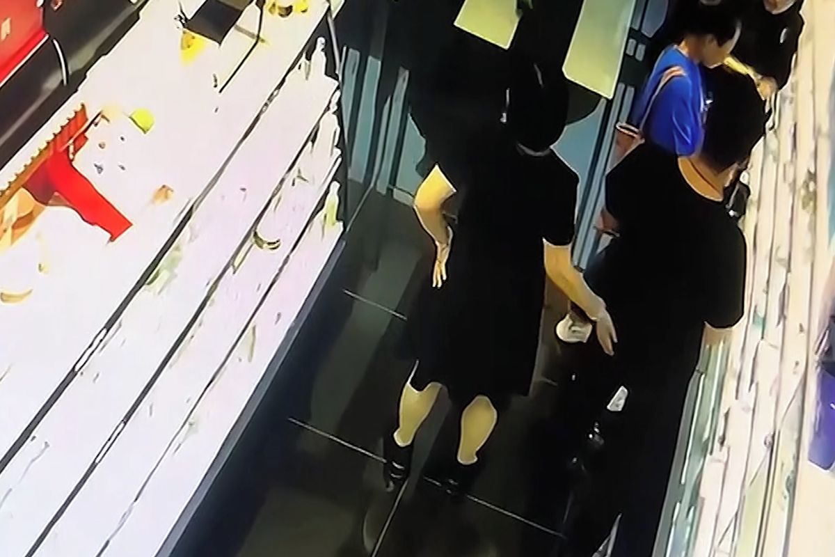 Prodavačka chtěla poplácat kolegu po zadku, ale spletla se