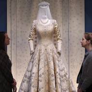 Na výstavě jsou k vidění svatební šaty královny Alžběty II., která se v nich vdávala ve 21 letech v roce 1947.