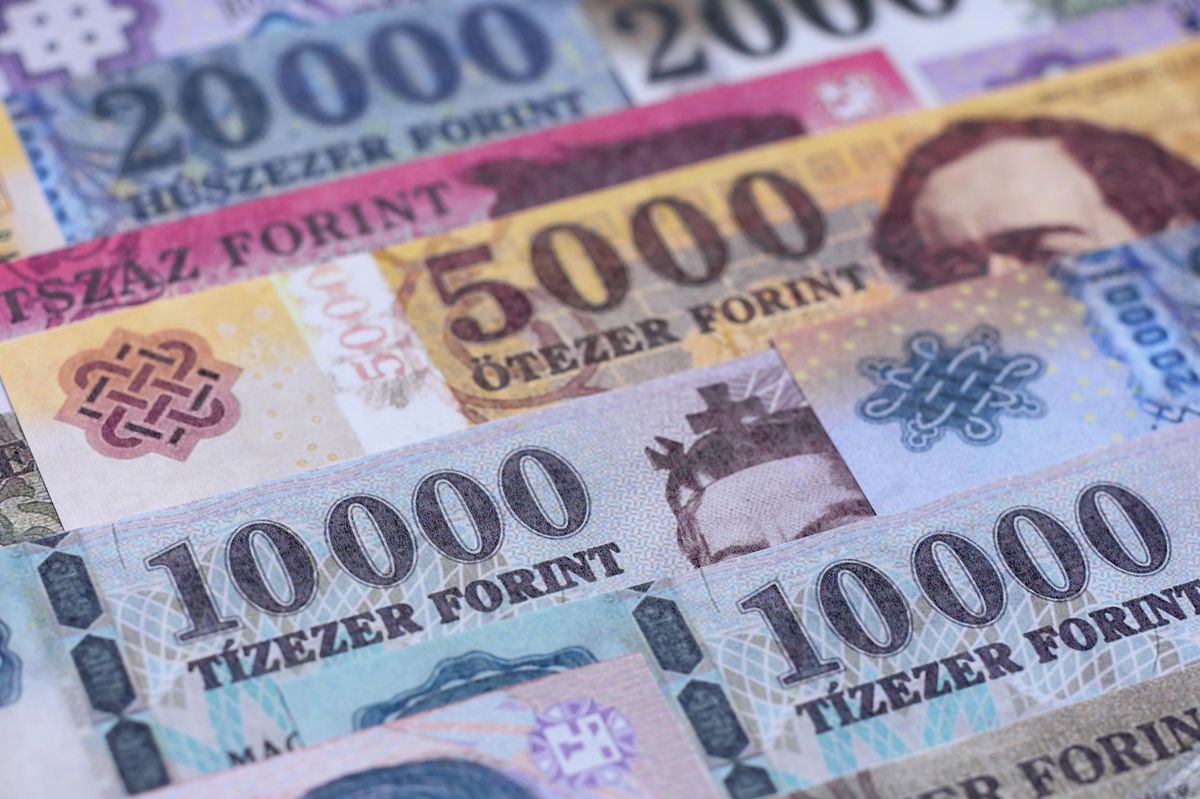 Forint po Orbánově porážce vystoupil na čtyřletý rekord