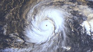 Na jaře mimořádně vzácný. Silný supertajfun Sinlaku ohrožuje Pacifik