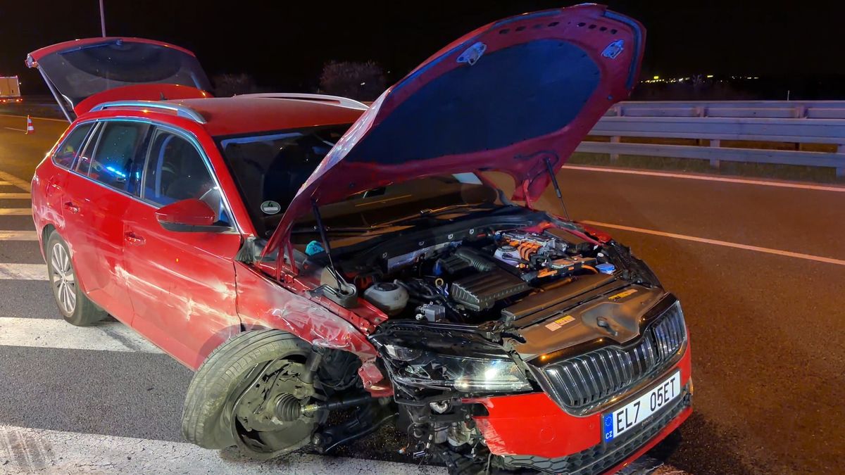 Srážka aut zablokovala Pražský okruh. Dvě ženy skončily v nemocnici