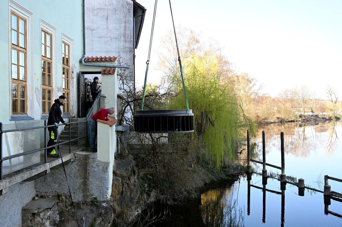 Nejstarší vodní elektrárna v ČR začne opět vyrábět elektřinu. V píseckých ulicích rozsvítí lampy 