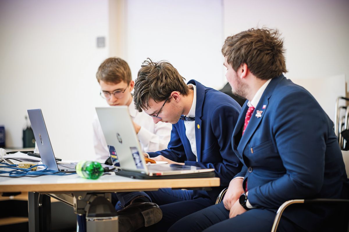 Praha hostila celostátní Turnaj mladých fyziků. Zvítězili středoškoláci z Hlučína a Plzně