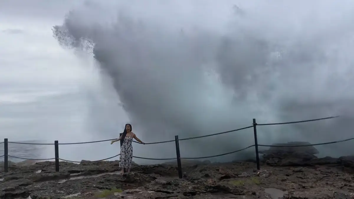 Chtěla fotku jako z katalogu. Pózování na indonéském ostrově pokazila masivní vlna