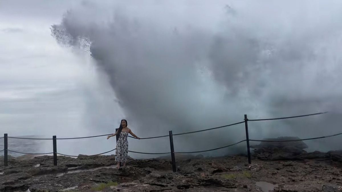 Chtěla fotku jako z katalogu. Pózování na indonéském ostrově pokazila masivní vlna