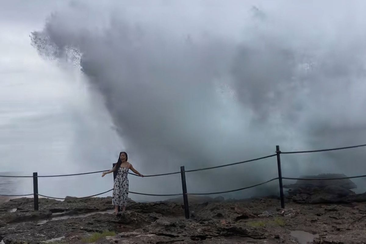 Chtěla fotku jako z katalogu. Pózování na indonéském ostrově pokazila masivní vlna