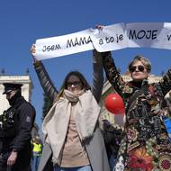 V centru Prahy se v sobotu po poledni střetly stovky podporovatelů ženských práv s odpůrci potratů, kteří vyšli na Pochod pro život.