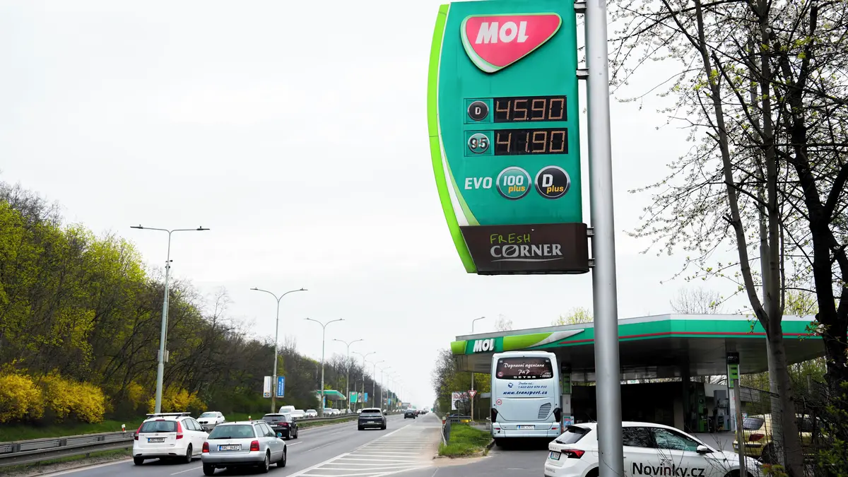 Ceny paliv v pátek mírně klesnou. Vláda snížila strop