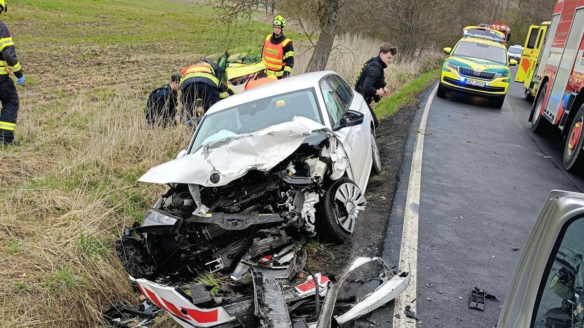 Po čelní srážce u Chebu museli oba řidiče vyprošťovat hasiči, do Plzně je se zraněními transportoval vrtulník