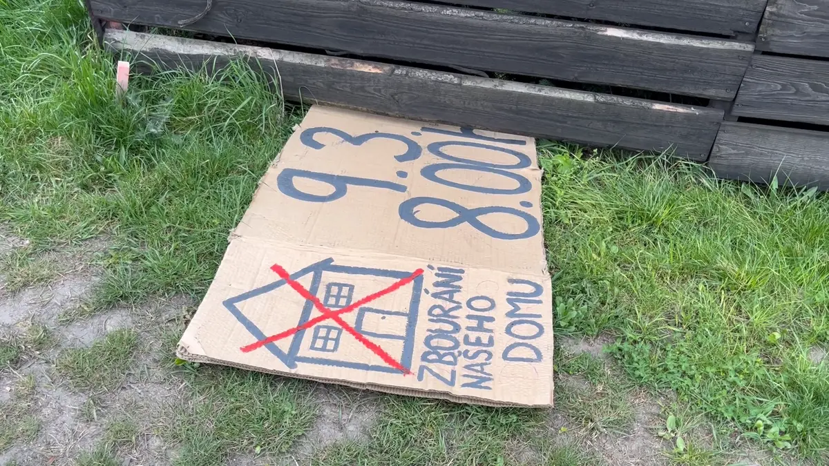 Majitelé vyklidili černou stavbu na Znojemsku. Čeká se, kdy na místo najedou bagry