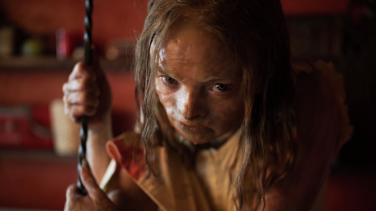 RECENZE: Mumie přetváří rodinné trauma do prostého hnusu