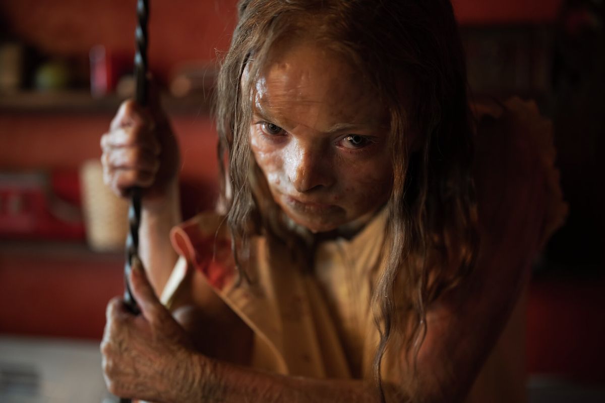 RECENZE: Mumie přetváří rodinné trauma do prostého hnusu