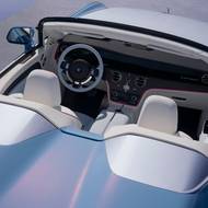 Kabina nabízí známou architekturu palubní desky a prémiové zpracování.