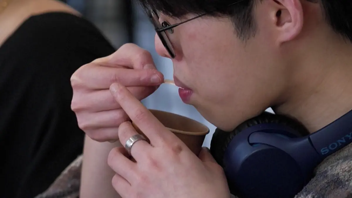 V Londýně otevřeli muzeum jedlé zeminy. Návštěvníci ochutnávají hlínu z celého světa