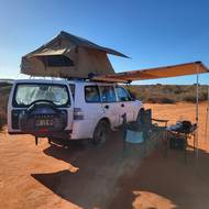 Češi si pořídili auto se stanem, kde nocovali.