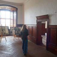 Prohlídkovou trasu doplňují momentky z časů, kdy zámek ještě vlastnila šlechtická rodina Auerspergů.