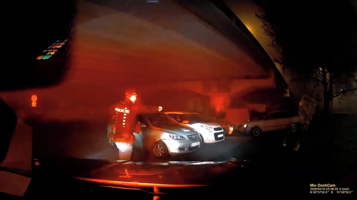 Zfetovaný muž se zákazem řízení při prchání před policií v Teplicích najížděl do protisměru i na chodník