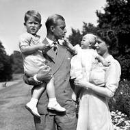 Rok po svatbě se narodil princ Charles (vlevo), za další dva roky princezna Anna.